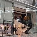 Chanel買飾品。