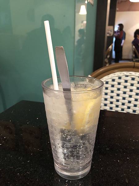 逛的時候沒覺得腳痠，忽然坐著好舒服。