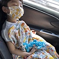 預約好的車子準時抵達，孩子上車後不久就進入睡眠模式是個好習慣Zzzz。