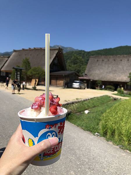 草莓煉乳刨冰。