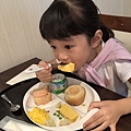 女兒開心吃早餐。