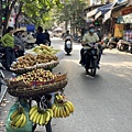 這張真的很有越式風情，他們好像都喜歡騎著腳踏車賣水果。