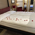 飯店的心意，每間房間幾乎都有佈置，但我個人覺得玫瑰花瓣有點多餘...