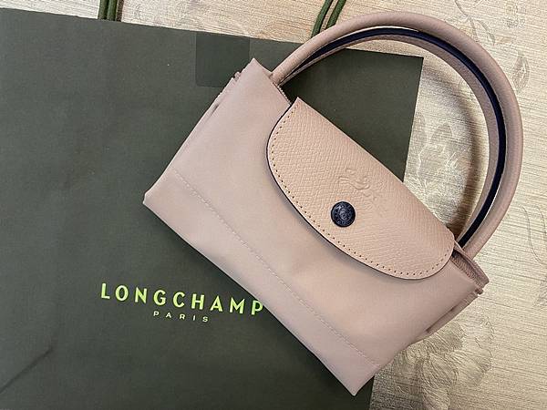 Longchamp 小包，簡單短暫外出時很好用。
