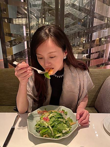 這盤蔬菜的份量超澎拜，整個很健康。