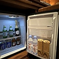 冰箱的飲品除了香檳要額外收費外，其餘都是招待的。