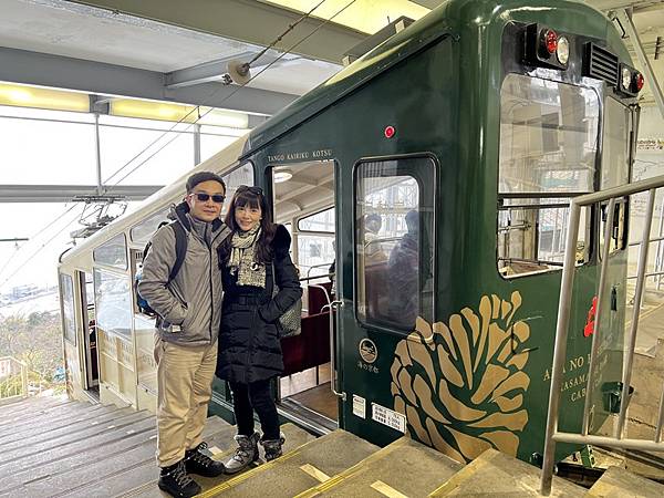準備搭乘纜車離開了。