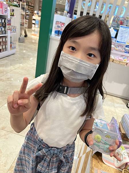 小妞說要買角落生物。