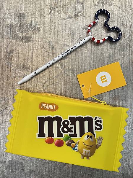 給女兒的M&M's筆袋、迪士尼原子筆。