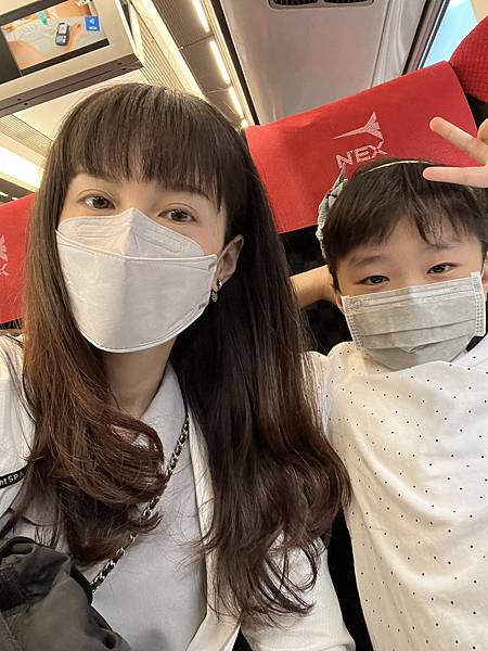 睡醒了正在伸懶腰的女兒。