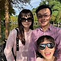 一家三口合照。