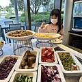 因為要陪小妞去游泳，所以必須早點吃早餐(哈欠連連)