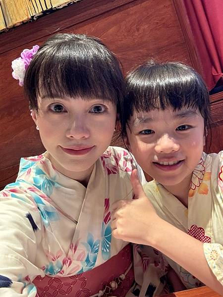 有冷氣吹這小妞又高興了。
