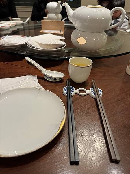 入座準備用餐。