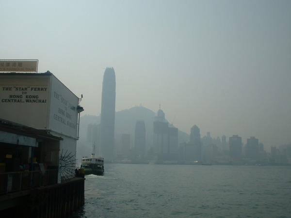 從港邊看過去中環