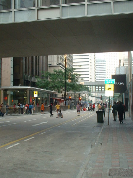 下山了 中環街頭 為什麼都沒有人？ 因為假日封街啦