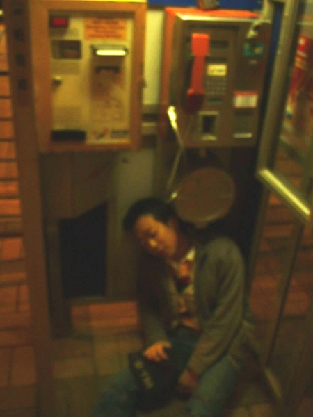 累了 攤在電話亭...