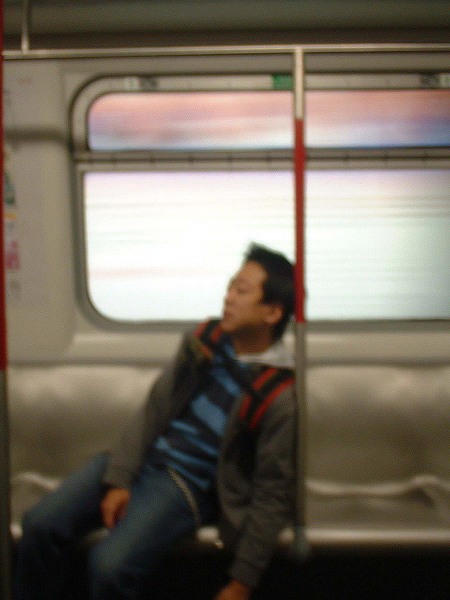 累了Part2 攤在電車裡...