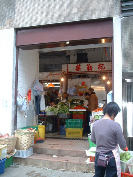 或許 她會來這裡買菜？