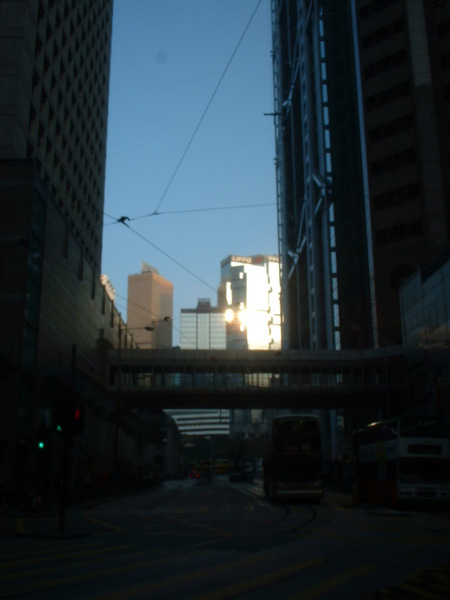 突然抬頭看見的香港的天空