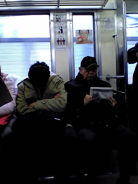 清晨撘電車上班的人們
