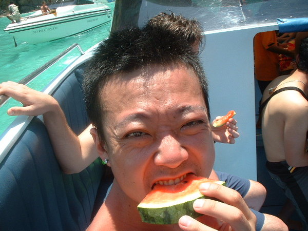 船上供應西瓜還有鳳梨
