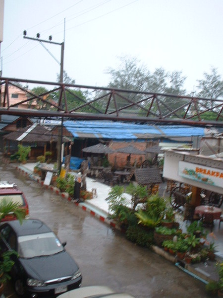 離開的那天清晨居然下起大雨了！