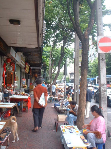 很多攤位在路邊賣二手物品