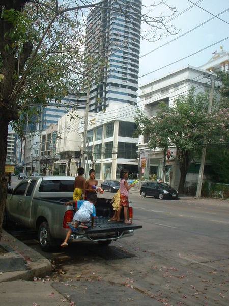沿路都有人在潑水