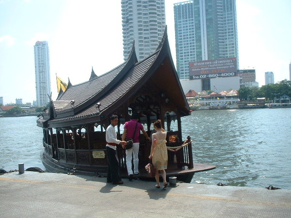 高級飯店接送的船