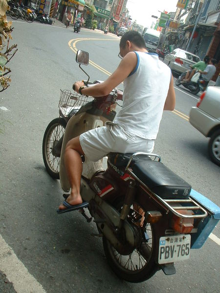 堂弟騎打擋車 來去吃早餐囉