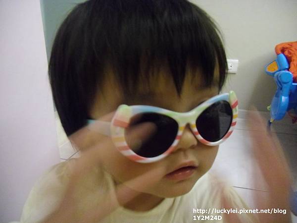 1Y2M24D sunglass.JPG