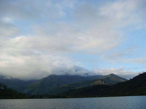 陶醉湖光山色