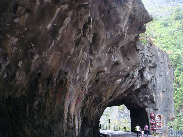 山壁雄峻