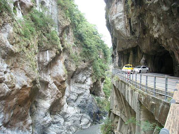 陡峭的山壁