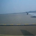 006-澳門機場的跑道小到連機翼都伸出海上啦-400.jpg