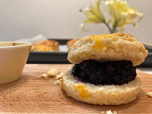 點我放大 熱熱的司康搭配桑椹果醬