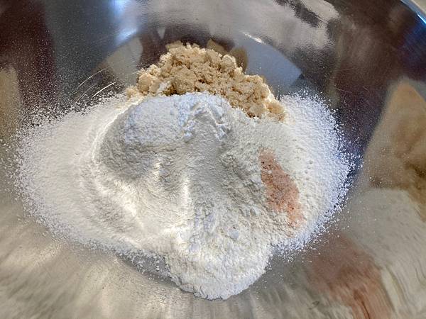 點我放大 粉類全部倒進攪拌鍋