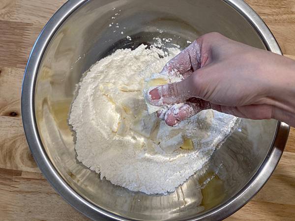 點我放大 手指搓揉方式把奶油揉進去麵粉裡