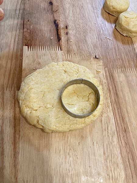 點我放大 用擀麵棍把麵團擀成厚度2公分高度