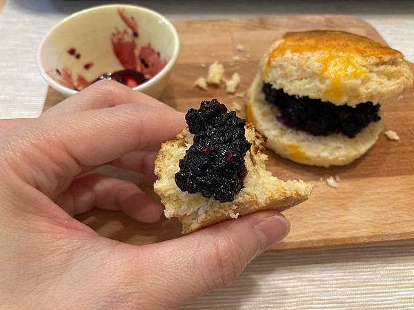 點我放大 鬆軟的餅皮搭配桑椹醬酸甜濕潤