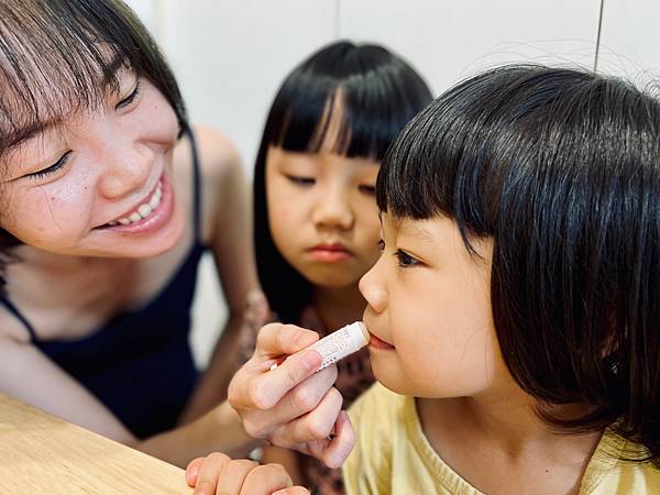 兩個愛漂亮的女兒也搶著要擦潤唇膏