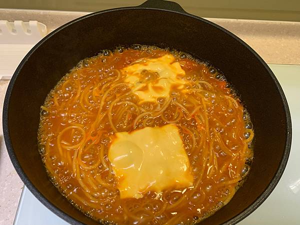 義大利麵和湯汁與起司混合加熱收汁