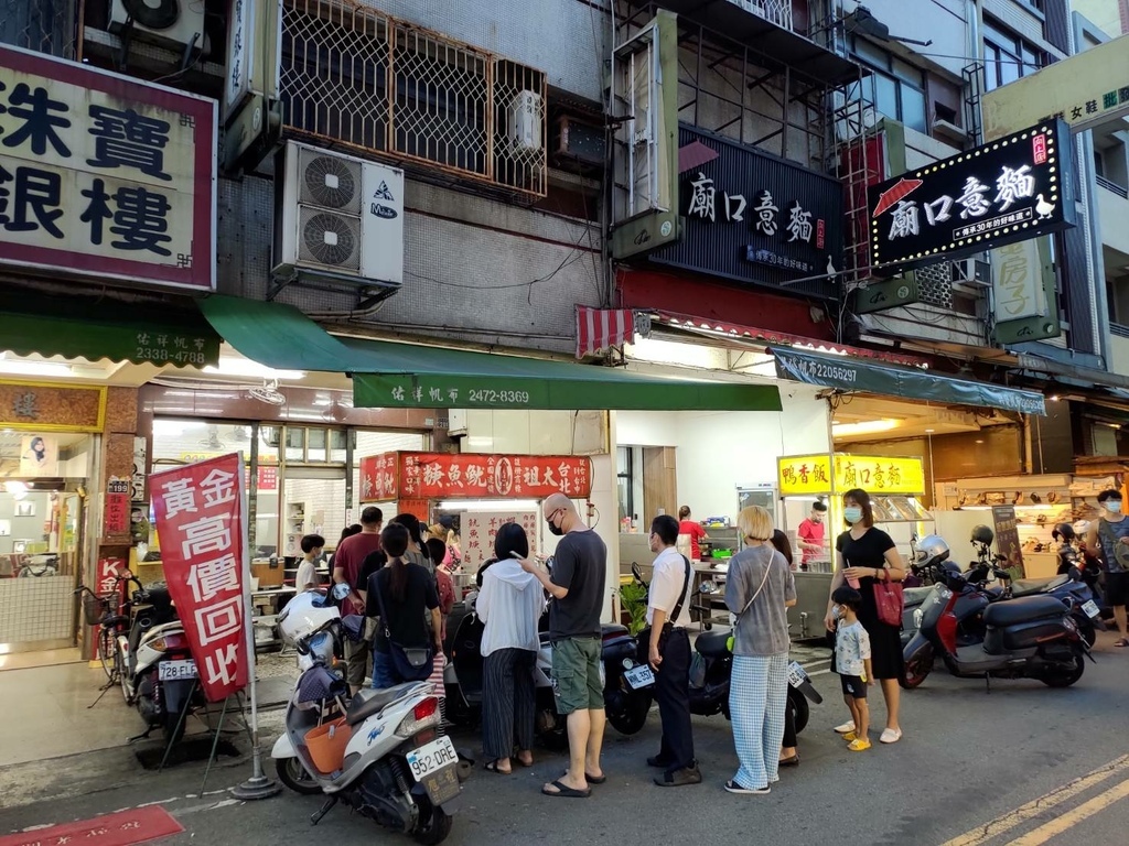 【台中|西區】台北太祖魷魚羹麵│向上市場超人氣排隊美食。
