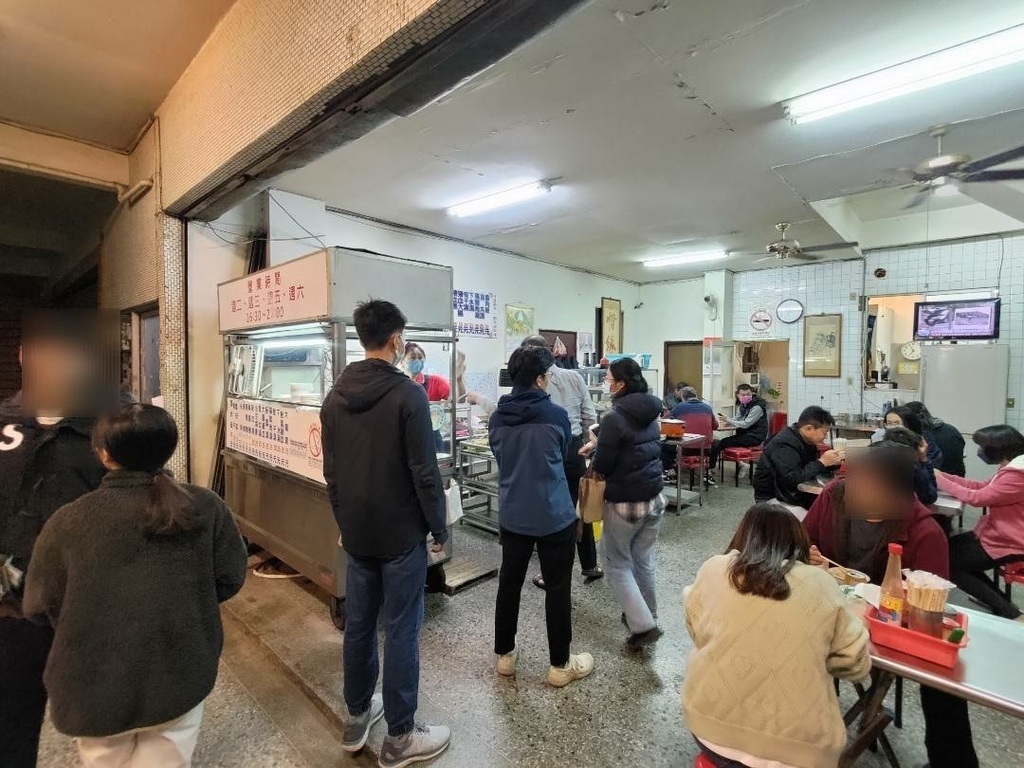 【台中西屯】無名麵店(永福路黑白切)｜厲害的路邊攤，來先拿號