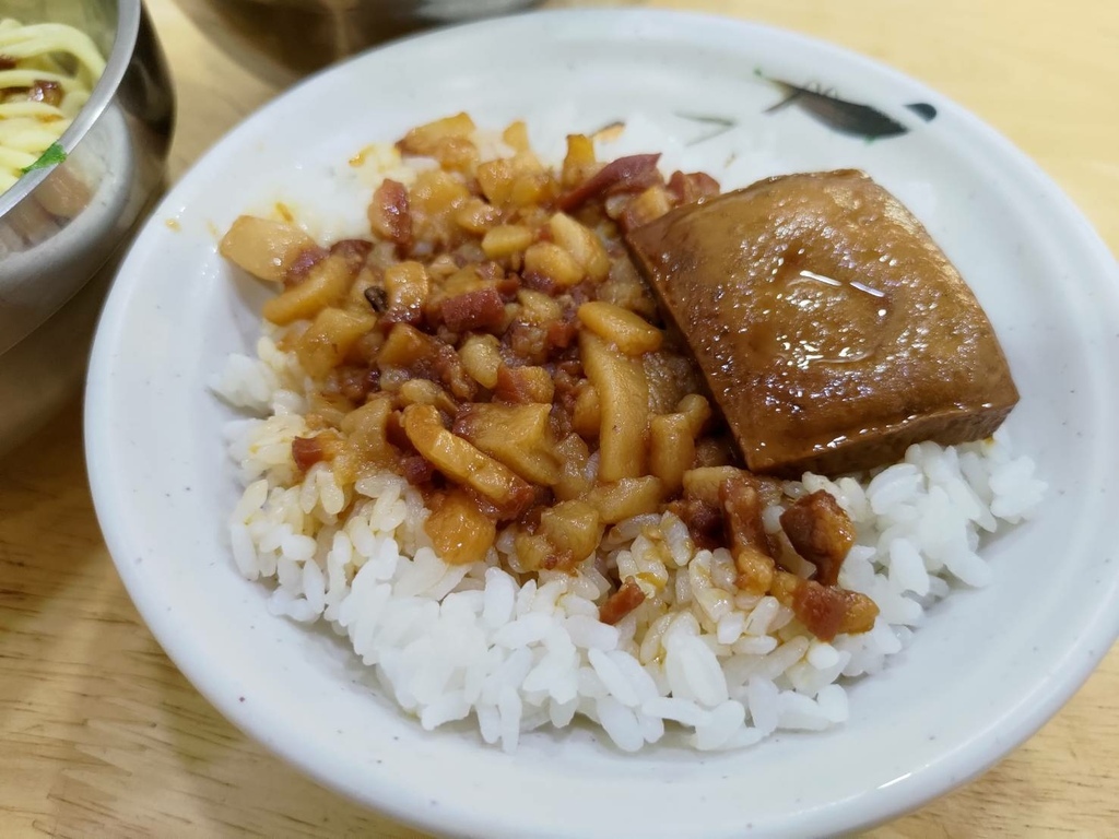 【台中沙鹿】小阿姨魯肉飯│滷肉肥而不膩，榮獲不少獎項~私心很