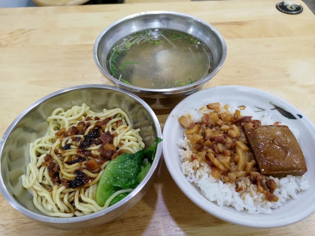 【台中沙鹿】小阿姨魯肉飯│滷肉肥而不膩，榮獲不少獎項~私心很