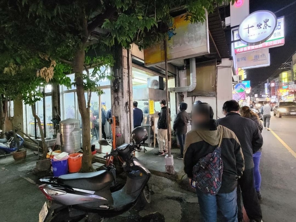 【東海商圈】張家飯館│比臉還要大的炸排骨，餐盤都裝不下了~用