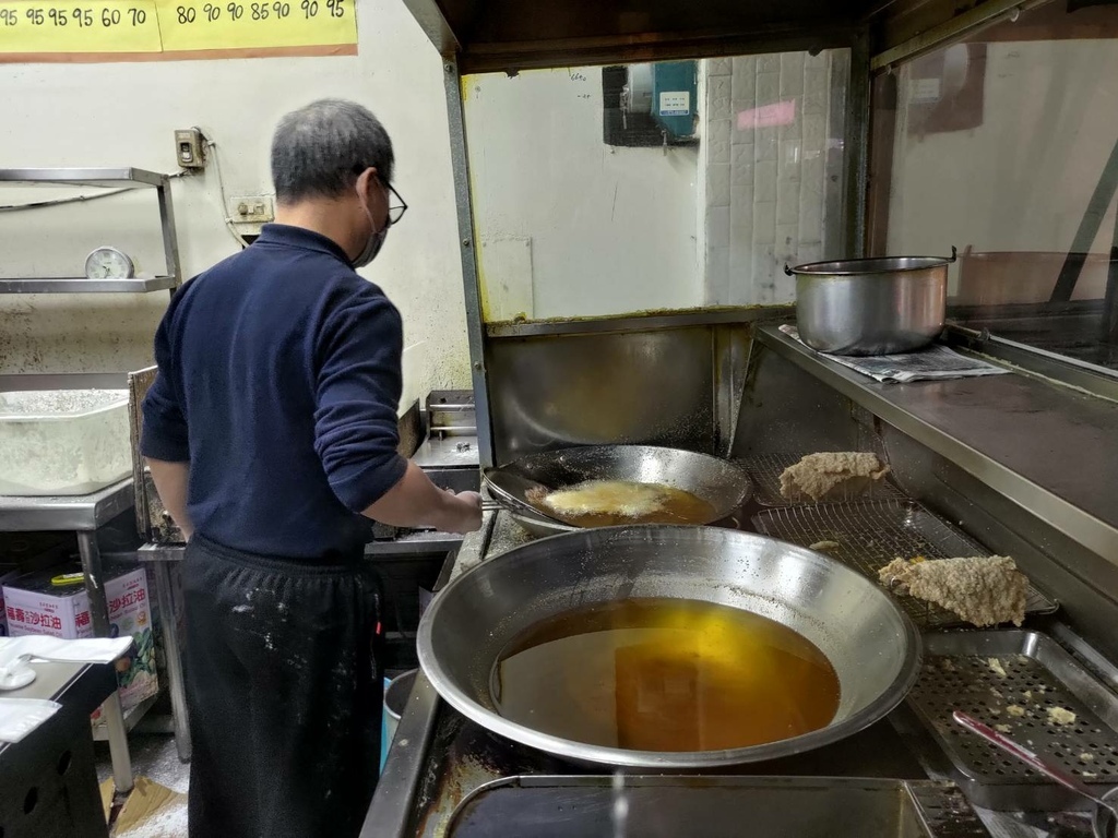 【東海商圈】張家飯館│比臉還要大的炸排骨，餐盤都裝不下了~用