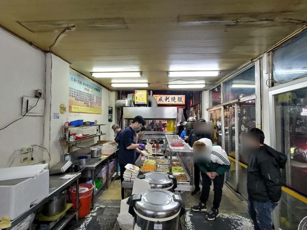 【東海商圈】張家飯館│比臉還要大的炸排骨，餐盤都裝不下了~用